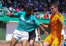 Benji, agarrado por el madridista Sotres en una acción del partido de ida.