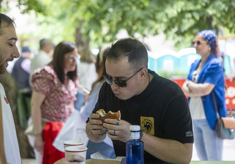 Un asistente a Extregusta saborea este sábado una de las hamburguesas de la feria.