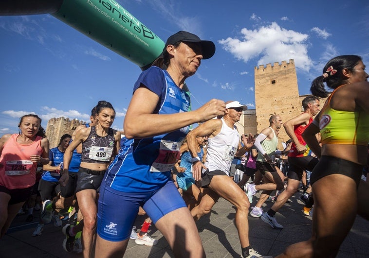 La Media Maratón de Cáceres más participativa llena de corredores el centro urbano