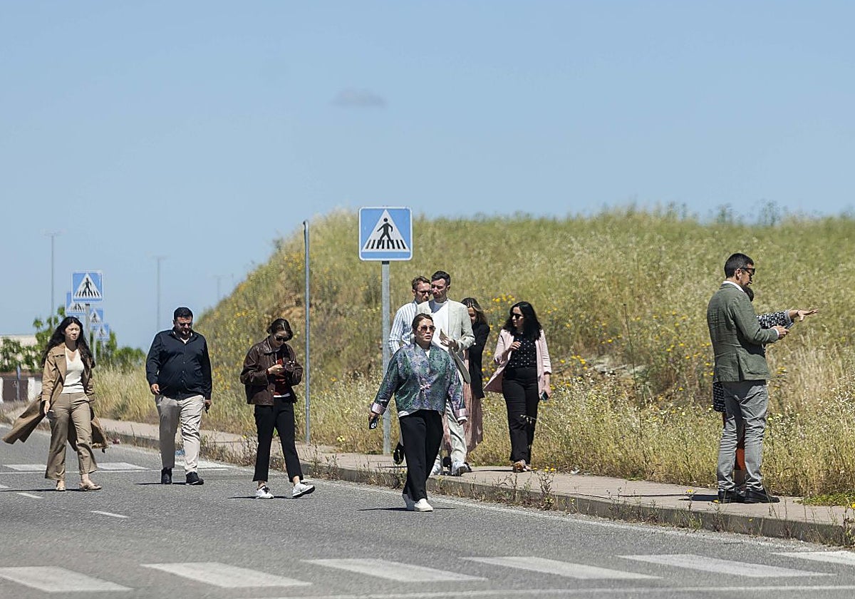 Representantes de la empresa LUM durante su visita este viernes a los terrenos de La Mejostilla.