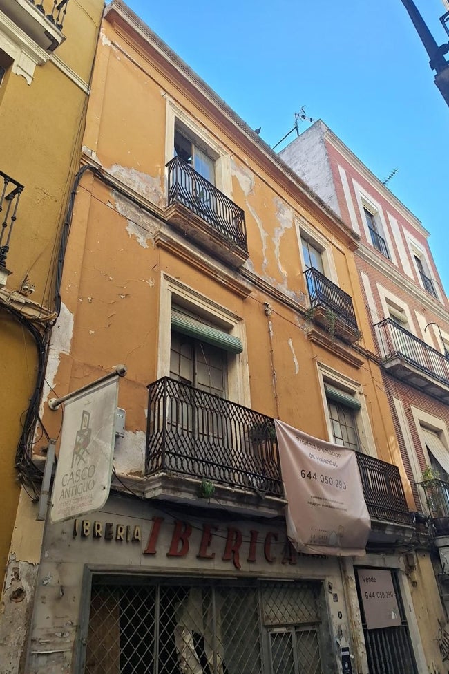 Fachada del edificio en el que se ha producido el derrumbe.