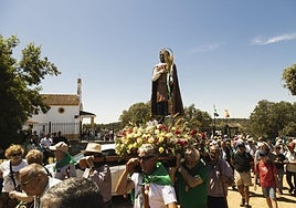 La asociación de Coros y Danzas de Badajoz acompañó al santo en la misa y en la procesión.
