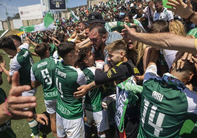 Euforia entre los jugadores y los aficionados tras finalizar el encuentro en el Príncipe Felipe.