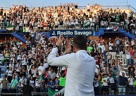 Sergi Guillo celebra el playoff junto a los desplazados en Huelva.