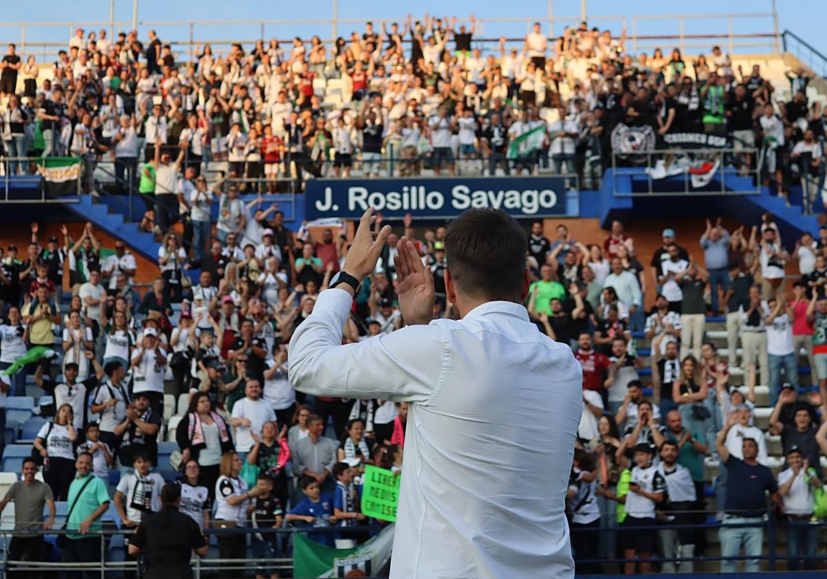 Sergi Guillo celebra el playoff junto a los desplazados en Huelva.