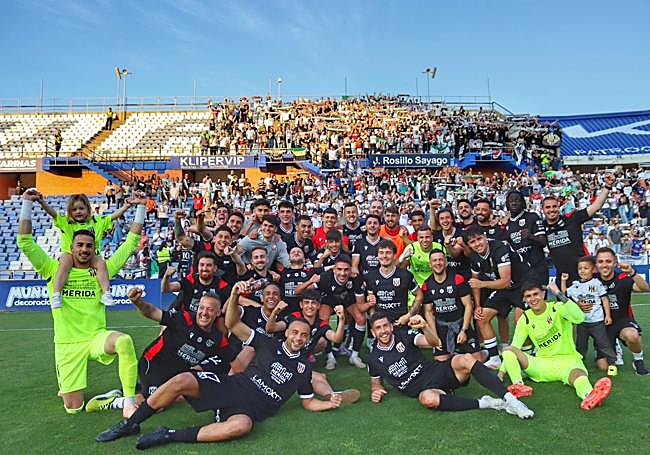 Plantilla y aficionados celebrando el playoff en el mismo césped del Colombino.