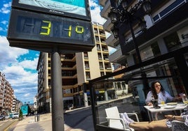 Imagen de archivo de un termómetros marcando los 31º.