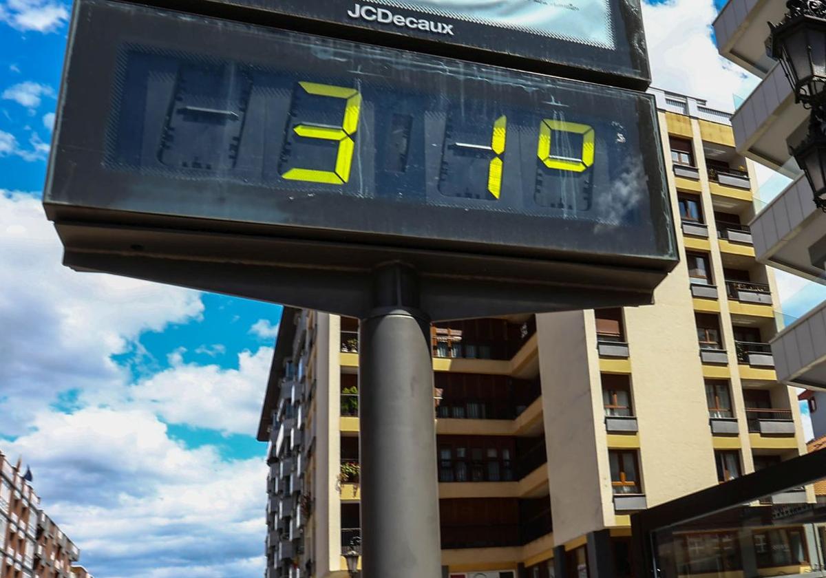 Imagen de archivo de un termómetros marcando los 31º.