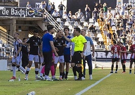 El Badajoz se mostró muy indignado con la actuación del árbitro en el duelo de este domingo.