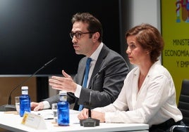El ministro de Economía y Comercio, Carlos Cuerpo y la consejera Delegada de ICEX España, Elisa Carbonell, durante una rueda de prensa posterior al Consejo Interterritorial de Internacionalización