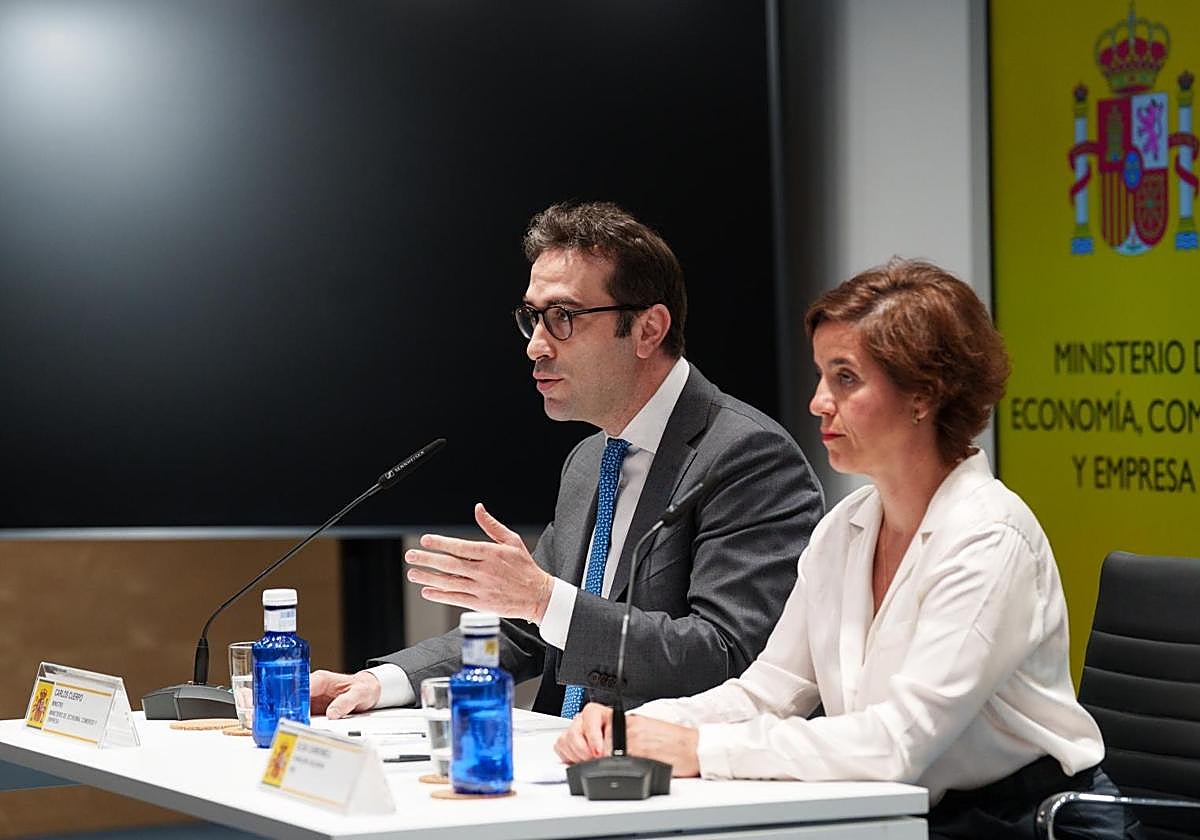 El ministro de Economía y Comercio, Carlos Cuerpo y la consejera Delegada de ICEX España, Elisa Carbonell, durante una rueda de prensa posterior al Consejo Interterritorial de Internacionalización