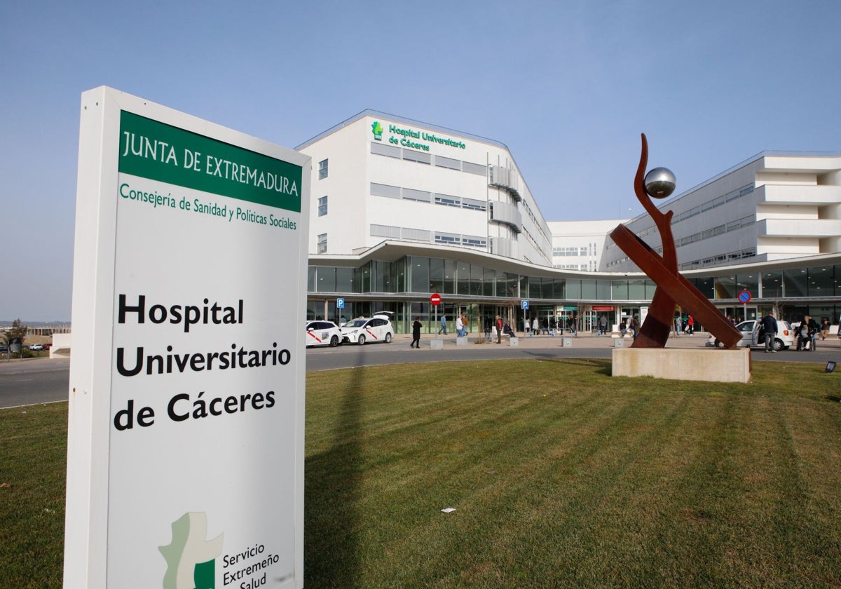 Acceso al Hospital Universitario de Cáceres en el que se ubicará el primer densitómetro.