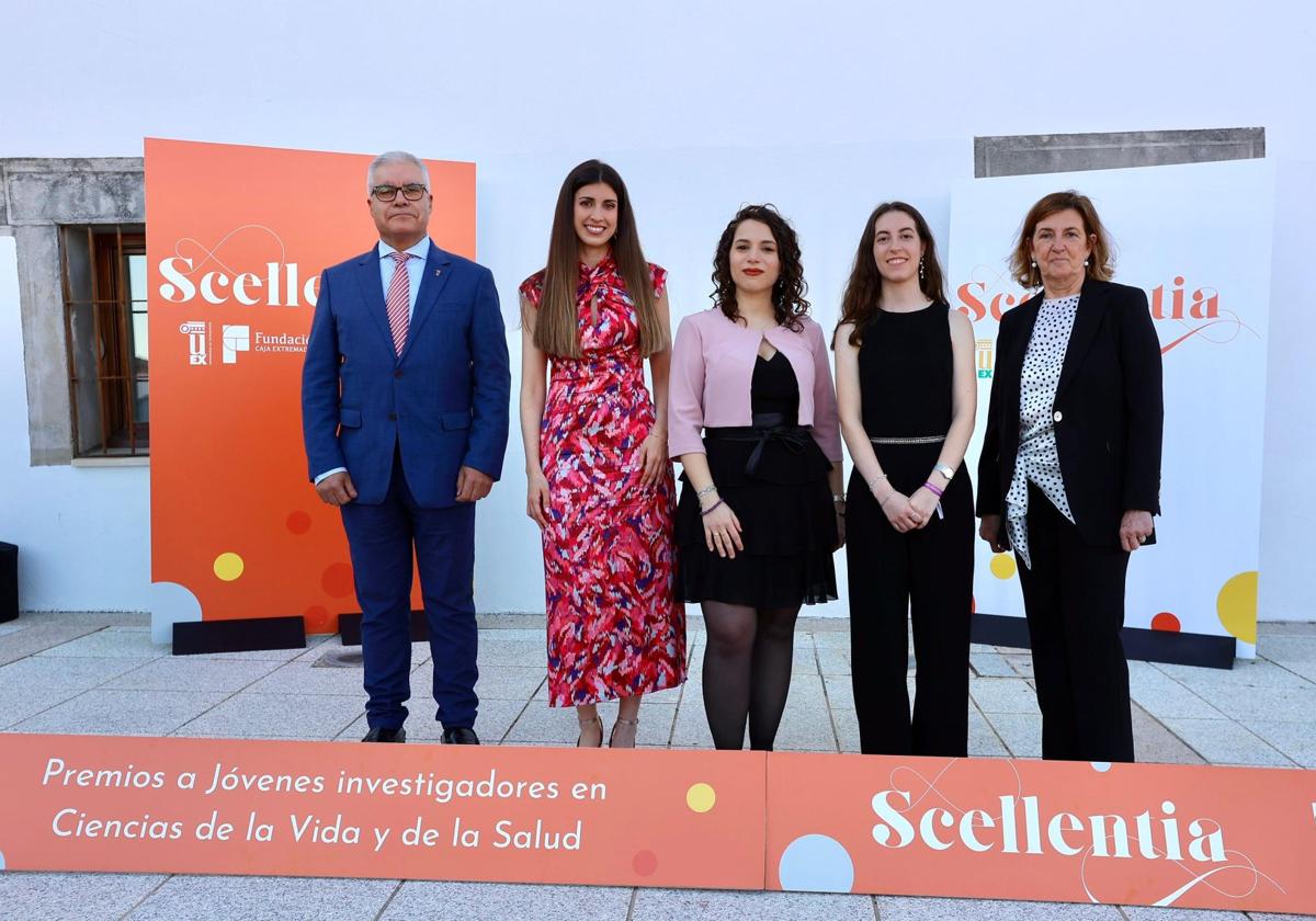 La Fundación Caja Extremadura reconoce el talento de tres jóvenes científicas