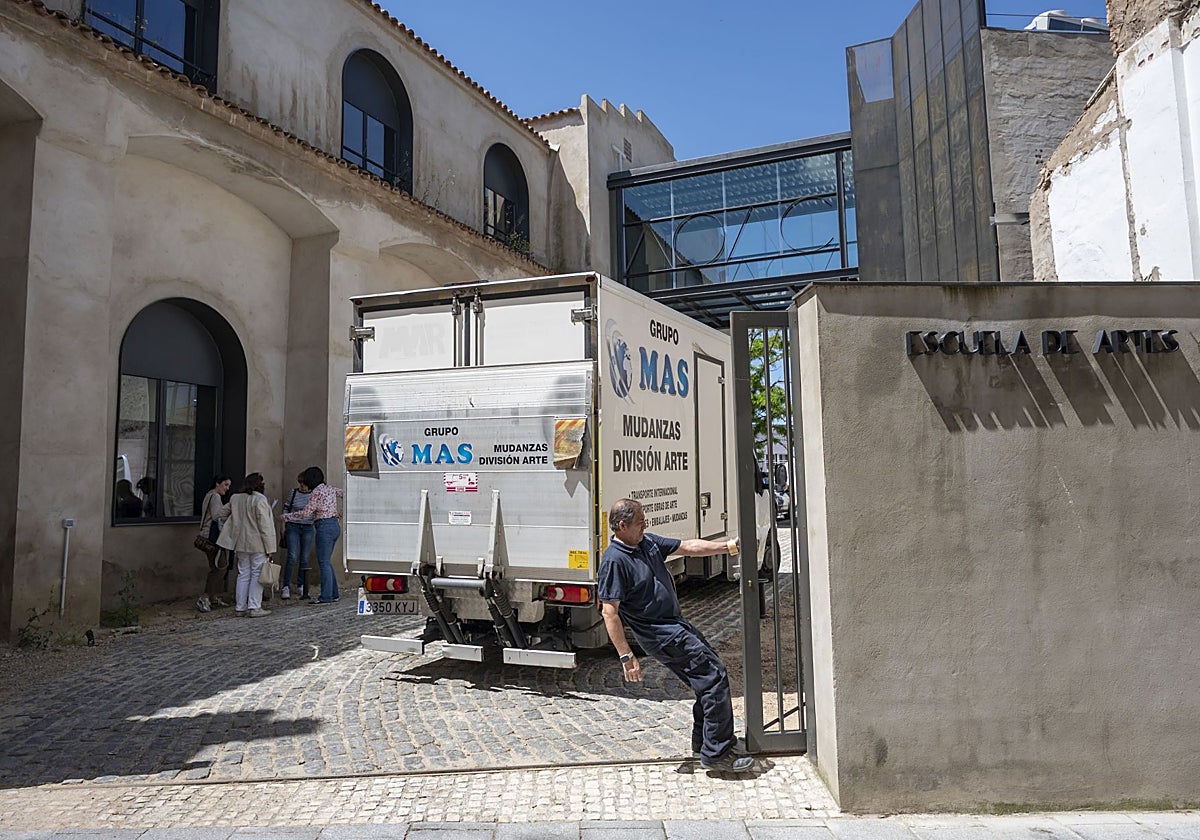 Un camión traslada máquinas ayer a la nueva sede de la Escuela de Artes.