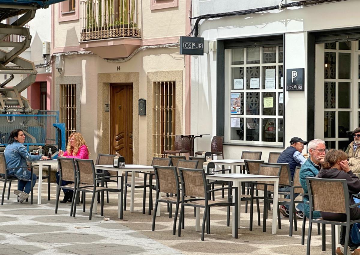 Imagen secundaria 1 - Terraza y cubiertos.
