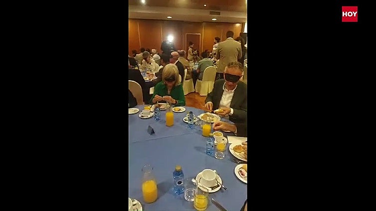 Un desayuno a ciegas para ponerse en la piel de los invidentes