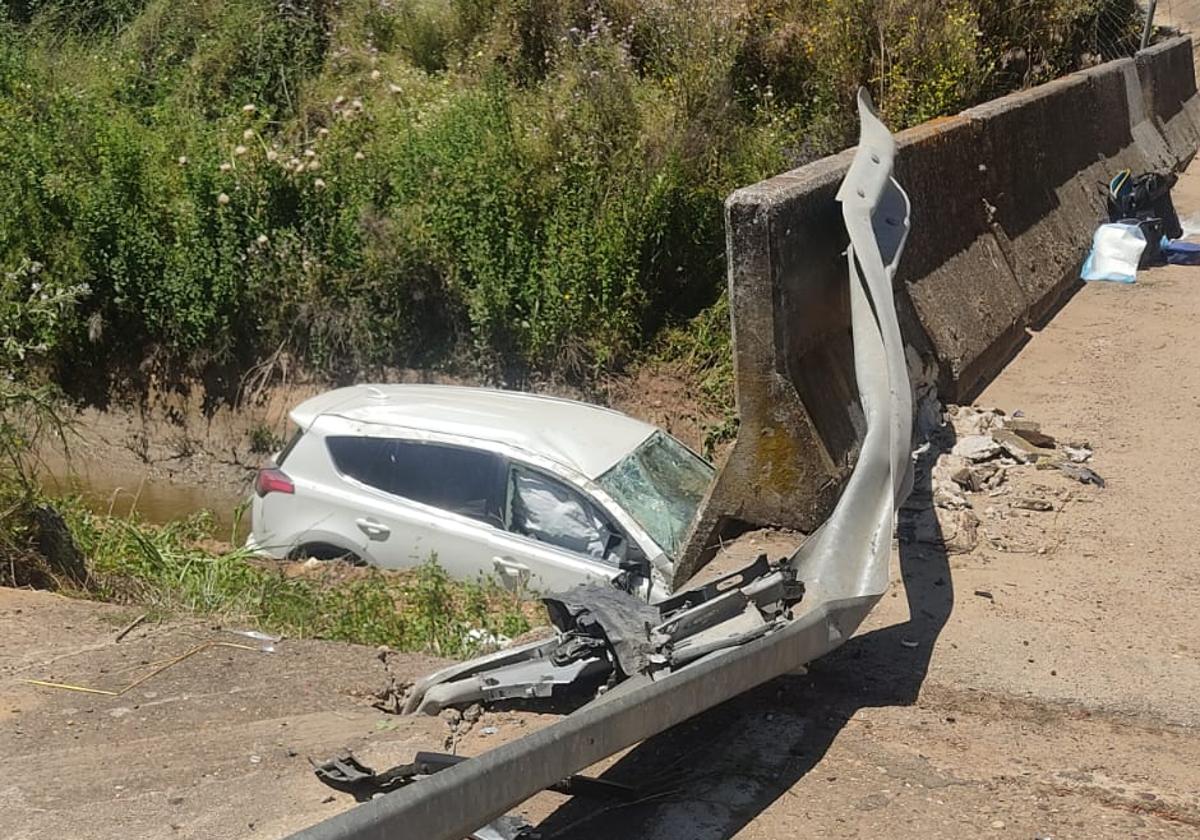 Dos heridos al caer un vehículo a un canal cerca de la A-5