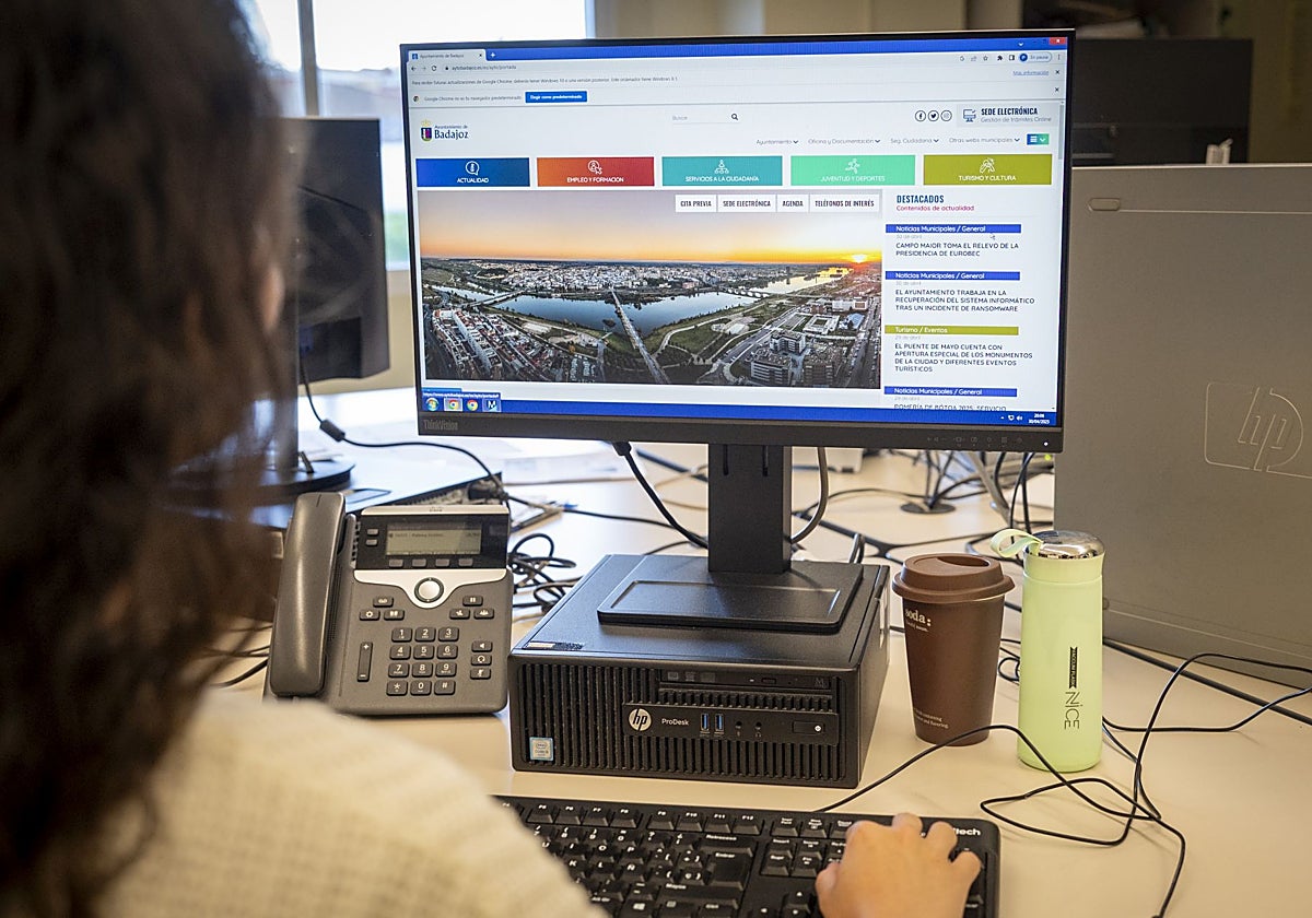 Una pacense mira la web municipal.