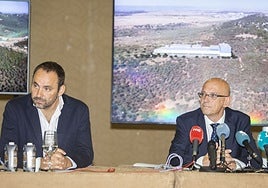 Los directivos de la empresa minera David Vals y Ramón Jiménez en una presentación del proyecto.