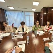 Ara Sánchez Vera, tercera por la izquierda, ayer junto a la presidenta del TSJEx, María Félix Tena