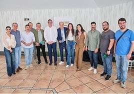 Sergio Merchán junto a varios periodistas durante el encuentro informativo mantenido en Mérida.