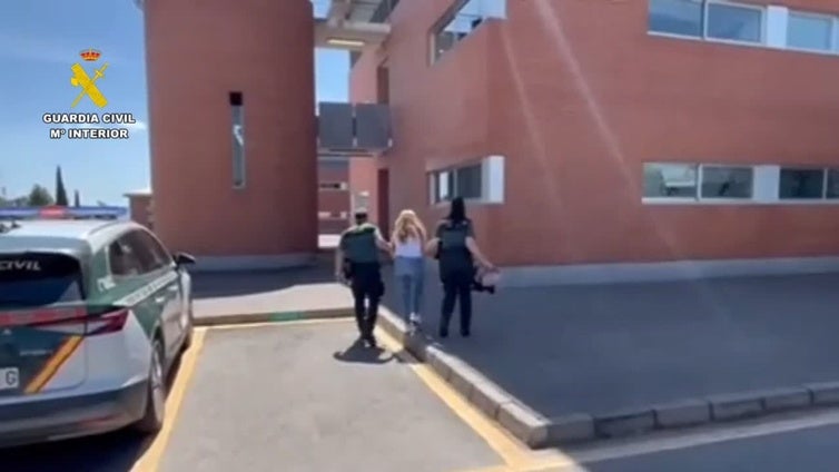 Detenida cuando pretendía acceder a la cárcel de Cáceres con móviles, una navaja, una tarjeta SIM y drogas