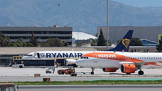 OCU y otras asociaciones denuncian a la UE el cobro del equipaje de mano en aerolíneas