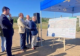 El consejero Martín Castizo observa el panel con los detalles de la infraestructura junto al alcalde de Cáceres, Rafael Mateos.