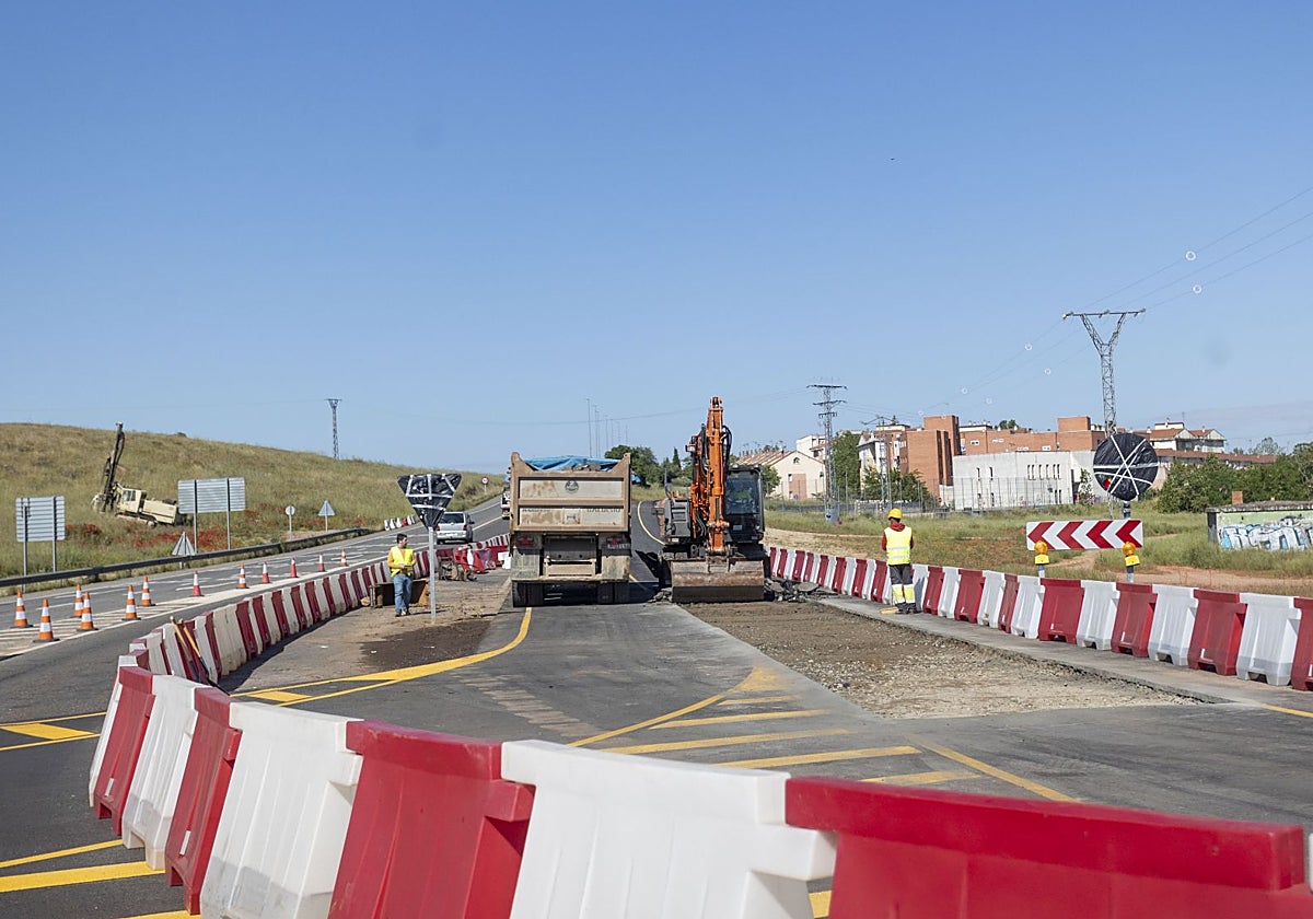 Trabajos con maquinaria pesada en el tramo desde la glorieta del ferial a La Cañada, cuyas viviendas se ven al fondo.