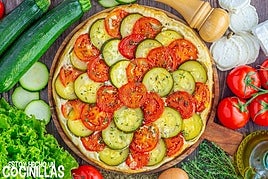 Tarta tatin salada de tomate, calabacín y queso de cabra