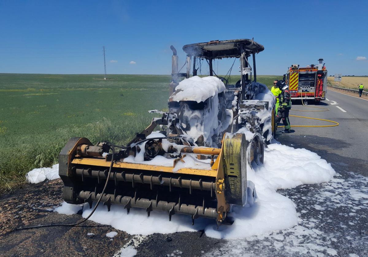 El incendio de un tractor obliga a cortar la N-432 a la altura de Nogales