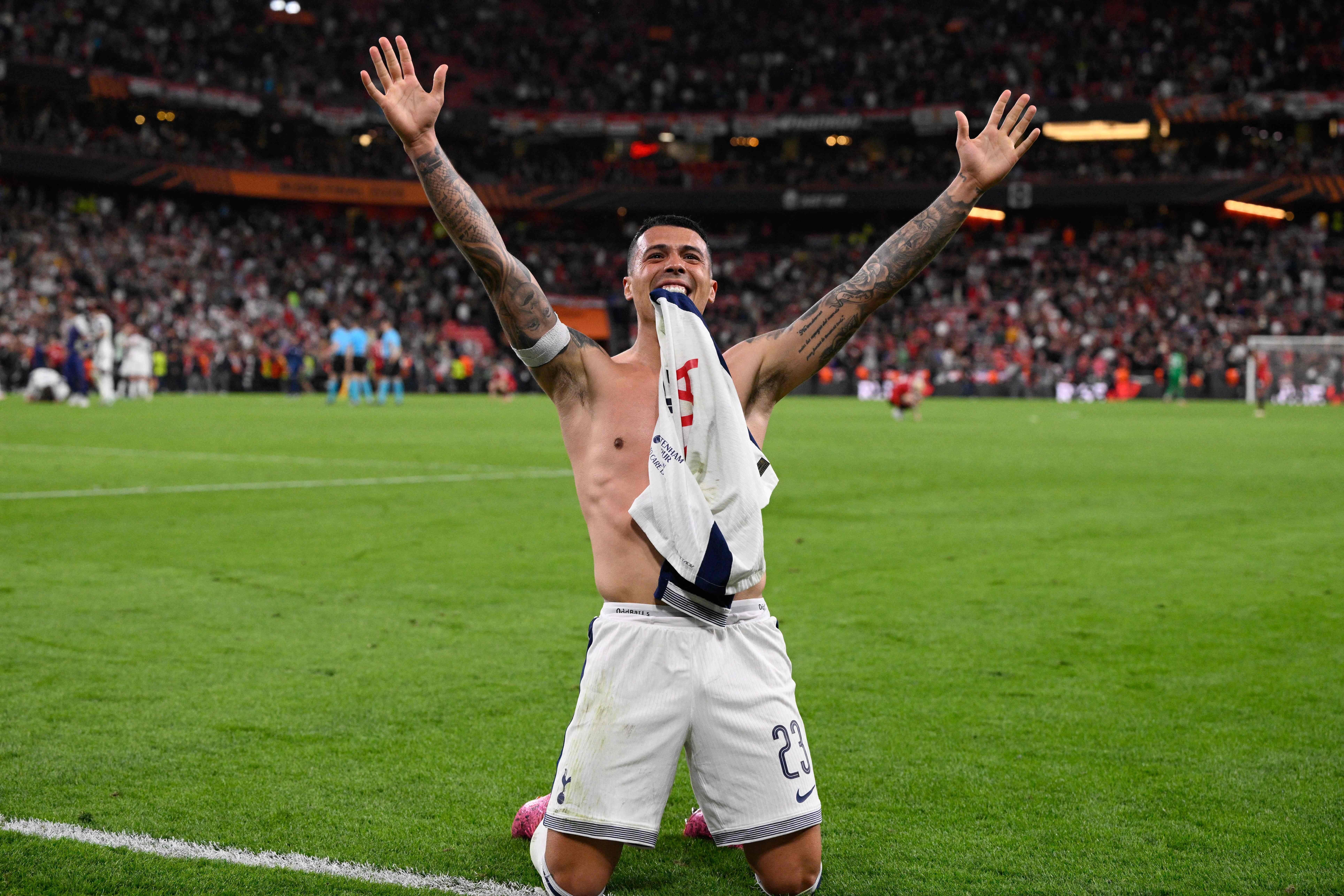 Pedro Porro alza la Europa League con el Tottenham.