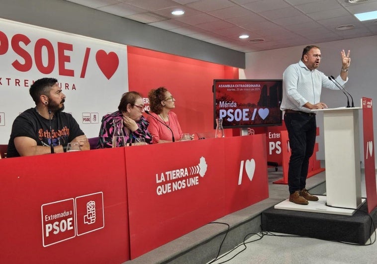 Osuna dice a sus compañeros socialistas que ahora no toca hablar de candidatos