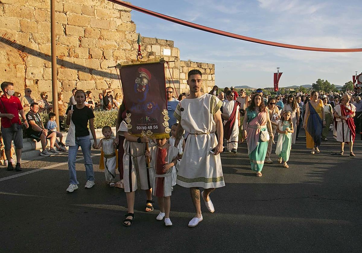 Emeritenses y turistas disfrutan de Emerita Lvdica.