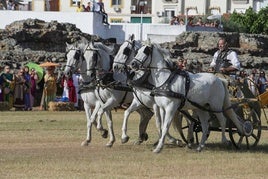 La carrera de cuadrigas desborda de público el Circo Romano