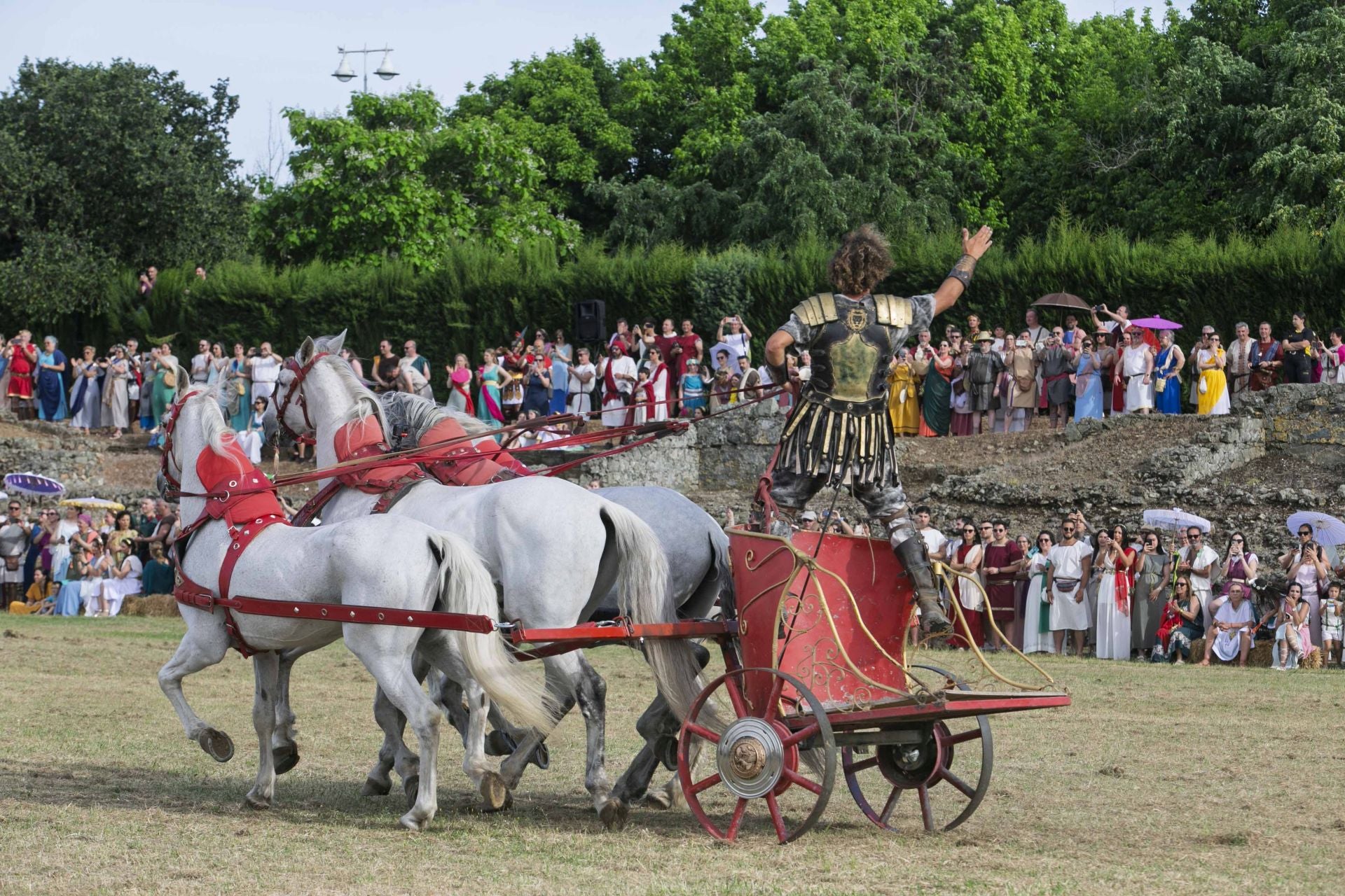 La carrera de cuadrigas desborda de público el Circo Romano