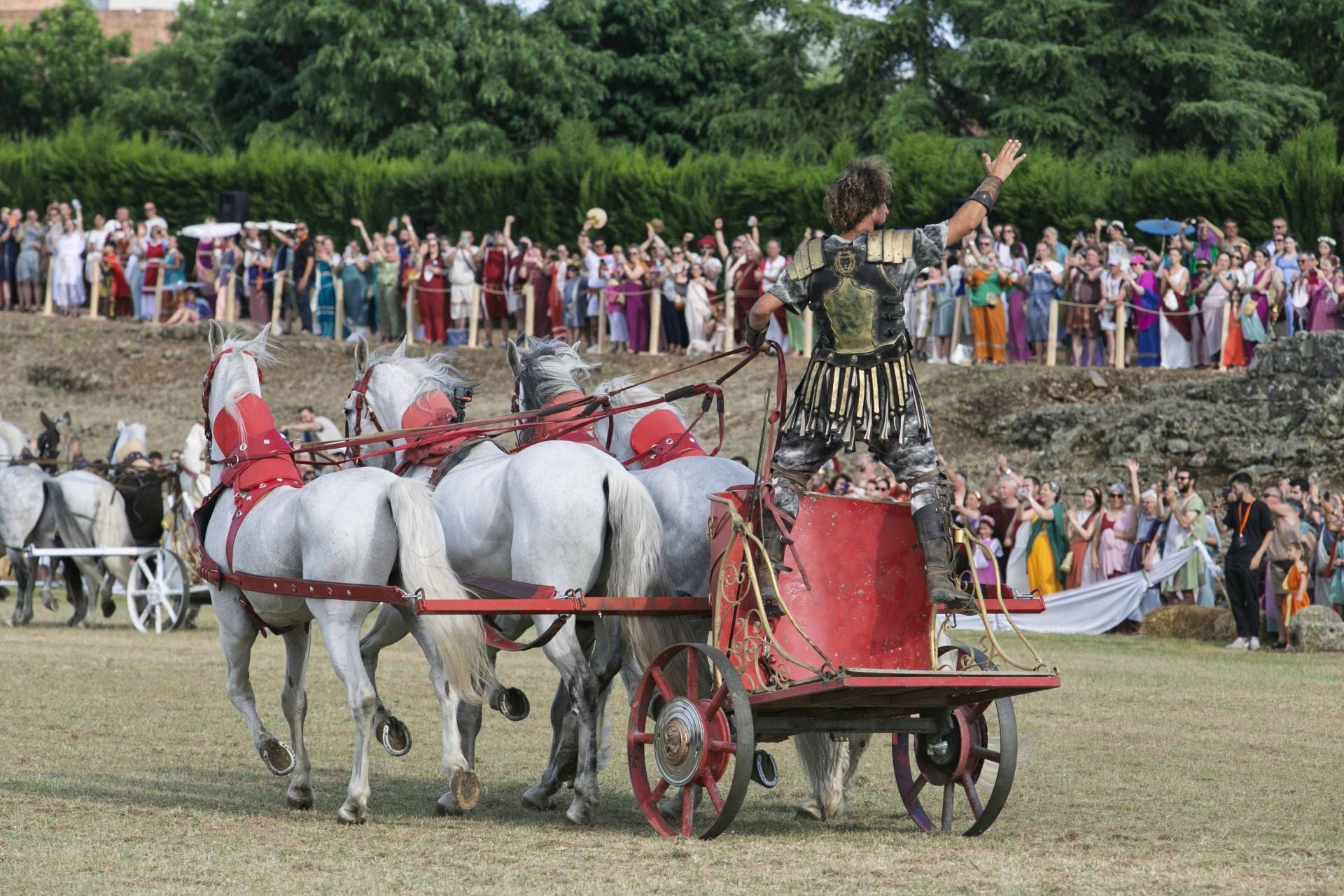 La carrera de cuadrigas desborda de público el Circo Romano