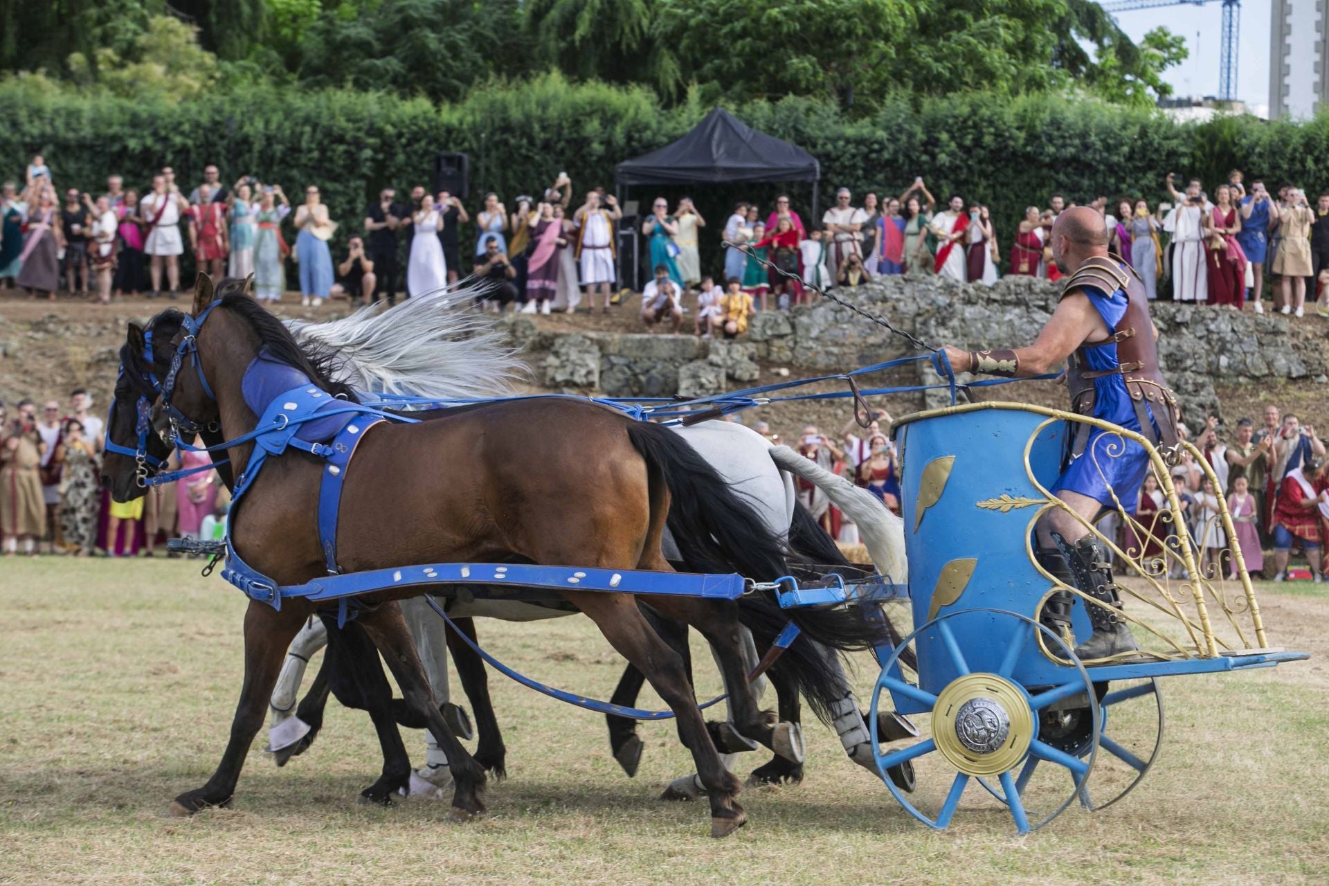 La carrera de cuadrigas desborda de público el Circo Romano