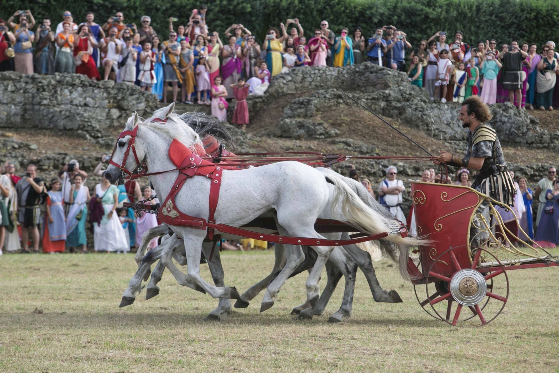 La carrera de cuadrigas desborda de público el Circo Romano