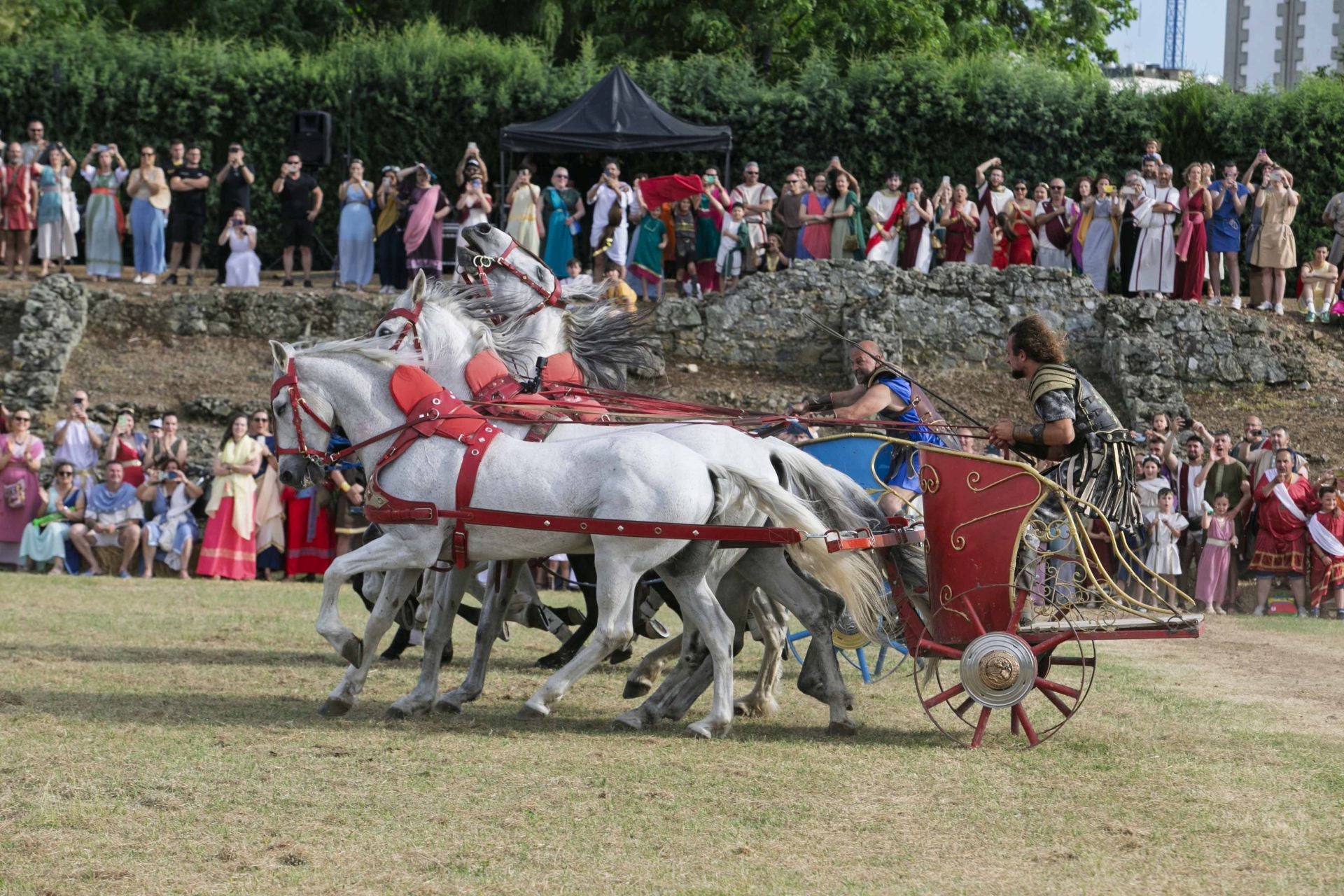 La carrera de cuadrigas desborda de público el Circo Romano