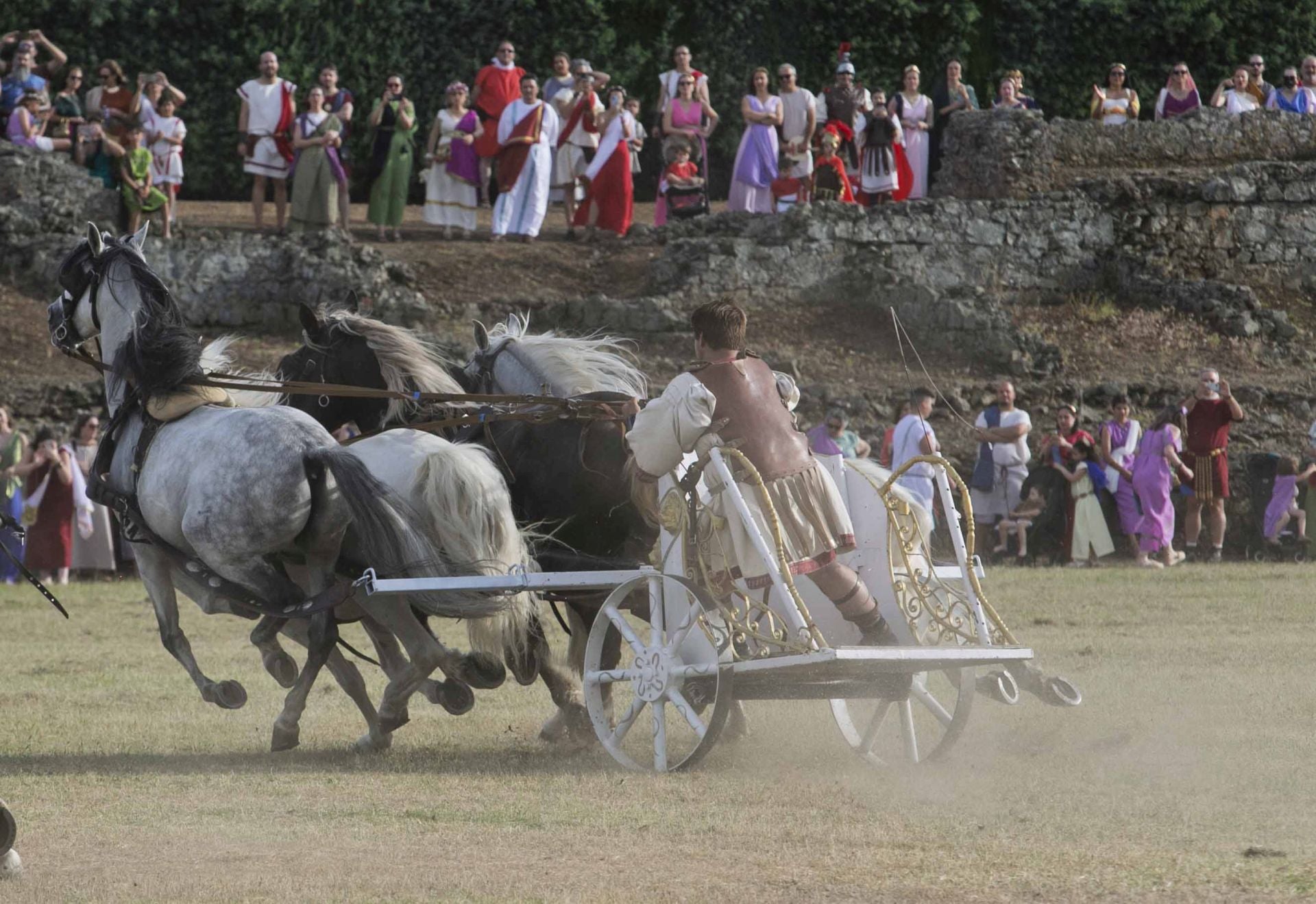 La carrera de cuadrigas desborda de público el Circo Romano