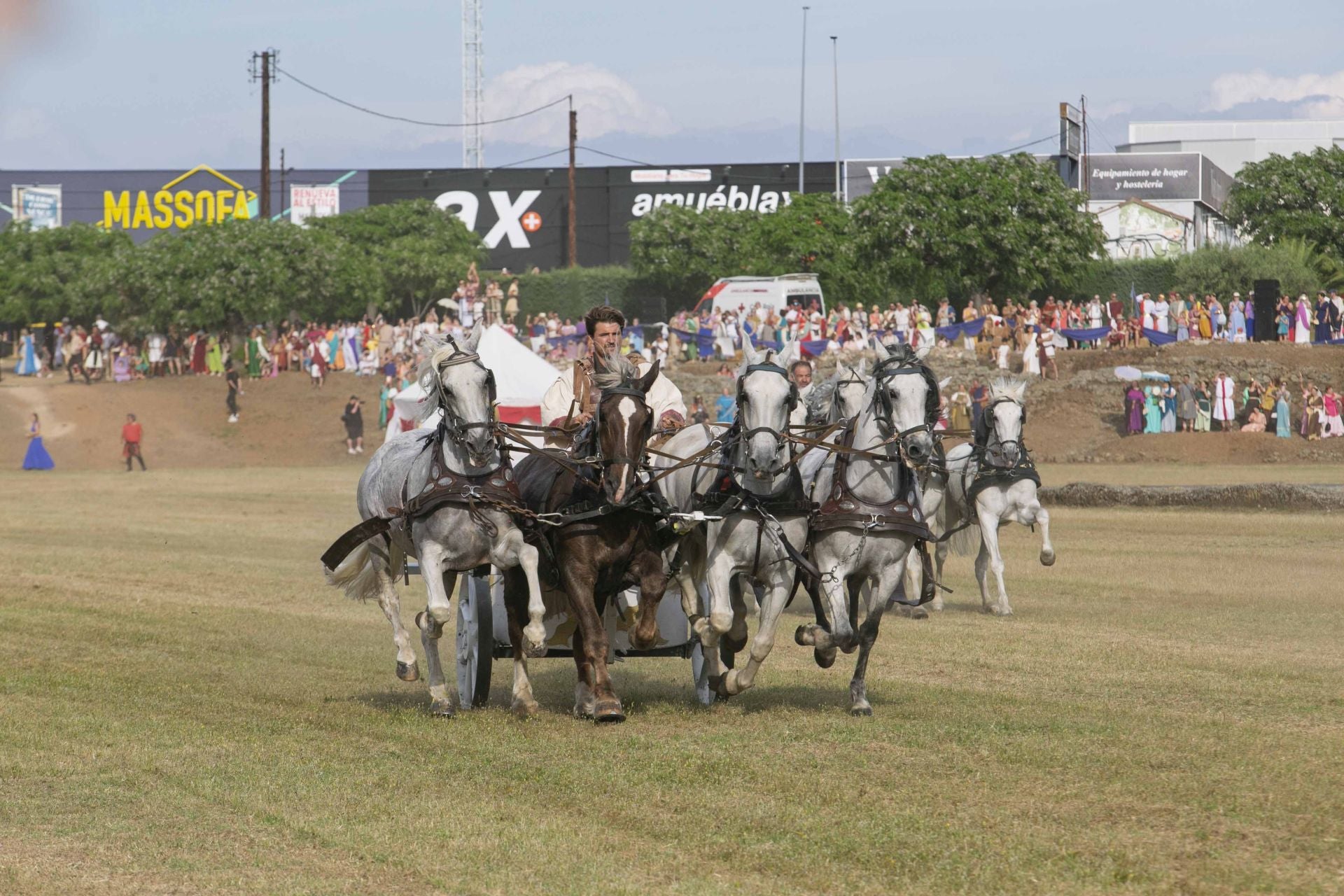 La carrera de cuadrigas desborda de público el Circo Romano