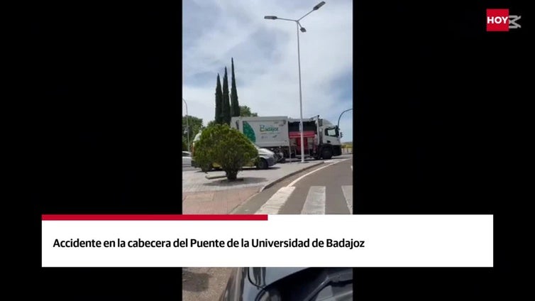 Herido un motorista en un choque con un coche en el Puente de la Universidad de Badajoz