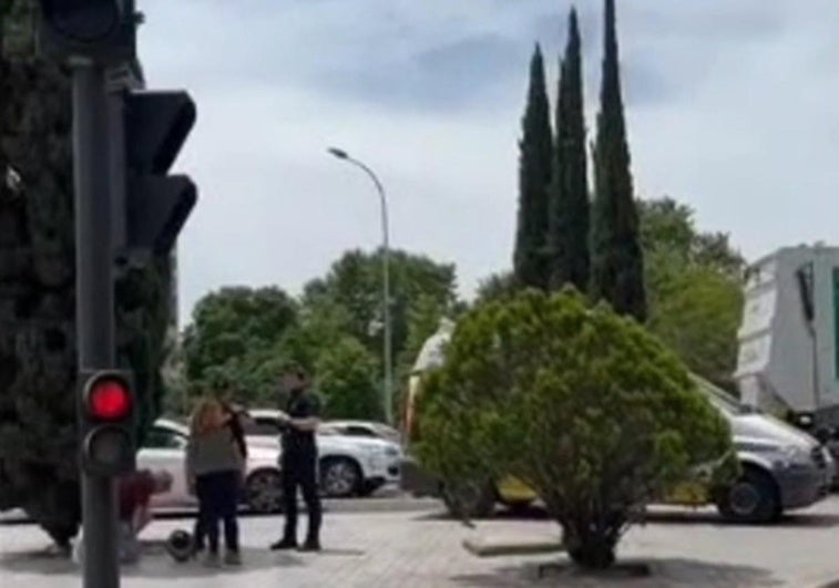 Herido un motorista en un choque con un coche en el Puente de la Universidad de Badajoz