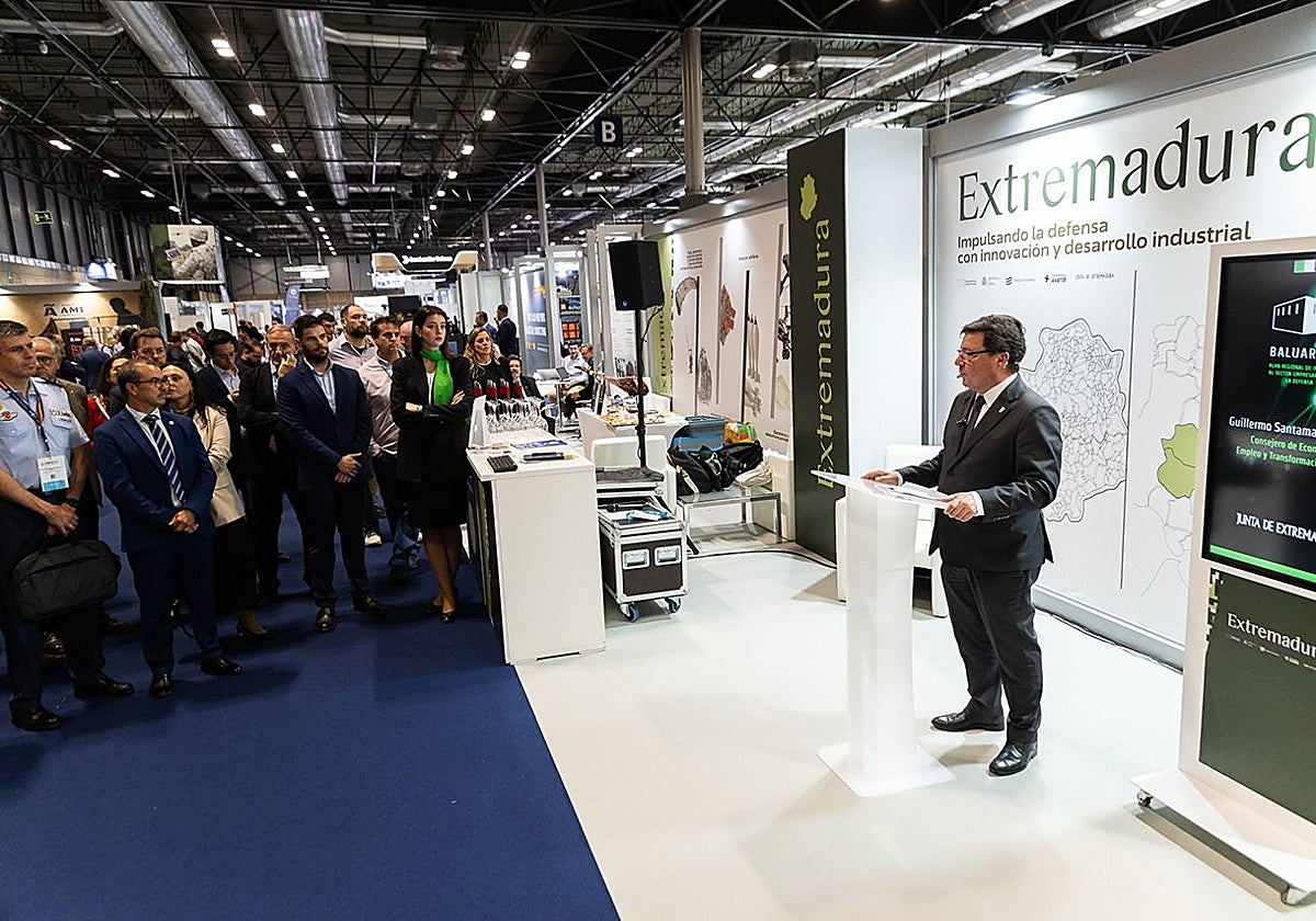 El consejero extremeño de Economía, en el expositor extremeño en Feindef 2025.