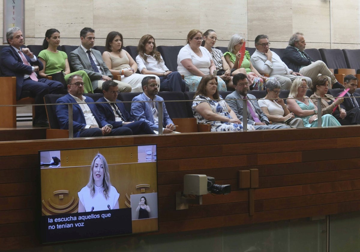 Miguel Ángel Gallardo, junto al alcalde de Mérida, Antonio Rodríguez Osuna, en la tribuna de invitados de la Asamblea de Extremadura.