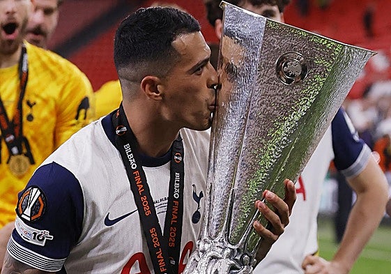 Pedro Porro alza la Europa League con el Tottenham.
