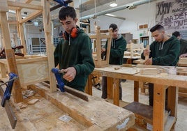 Alumnos en una clase práctica de un ciclo de FP en el IES San José de Badajoz.