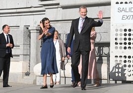 El Rey Felipe y la Reina Letizia salen del Auditorio Caja de Música donde presidieron la entrega de los Premios de la Asociación de la Prensa de Madrid.