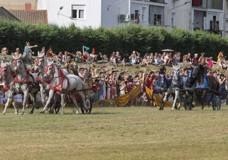 El Circo romano de Mérida se llena y parte del público ve las cuadrigas desde la calle